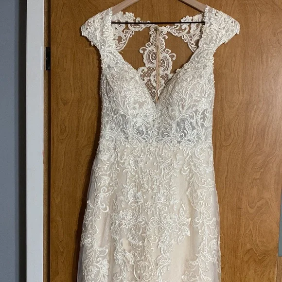 Wedding dress in good shape has been well cared for - Picture 5 of 8
